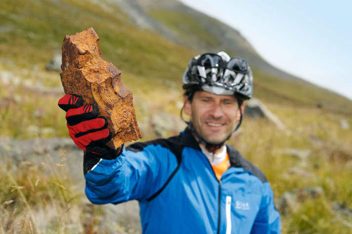   Kurze, aber sehr knackige Runde um den heftig umkämpften Berg. Die Spuren des Krieges sind auf der gesamten Runde unübersehbar, man findet sogar noch Granatsplitter (siehe Foto links). Von Livanallongo zunächst steil zum Kriegsmuseum hinauf, dann auf Trails zum Plan de la Mina (teils ausgesetzt) und weiter zum Siefsattel, wo der Trail wieder sehr ausgesetzt eine Bergflanke quert. 