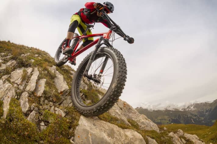 Full control on steep terrain. The traction at just 0.5 bar is gigantic both up and down.