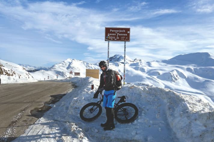  Fortunately, the road up to the Penserjoch had been cleared. What followed was 30 kilometres at full throttle through the icy wind.