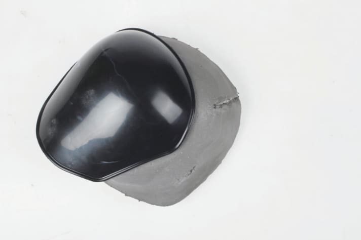   Bei einer Hartschale aus Plastik werden die Kräfte direkter ins Knie weitergeleitet als bei Soft-Materialien.