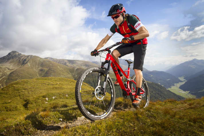   Mit unter 12 Kilo hängt das Riot LT auch bergauf gut am Gas.