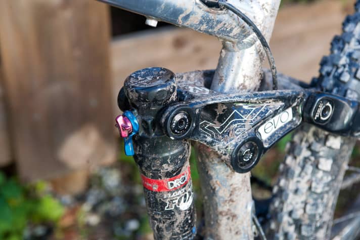   Lagerspiel: Die Lager am Hinterbau des Trek Remedy 9 waren eine lautstarke Schwachstelle und liefen schon nach gut 1000 Kilometern nicht mehr richtig rund.    