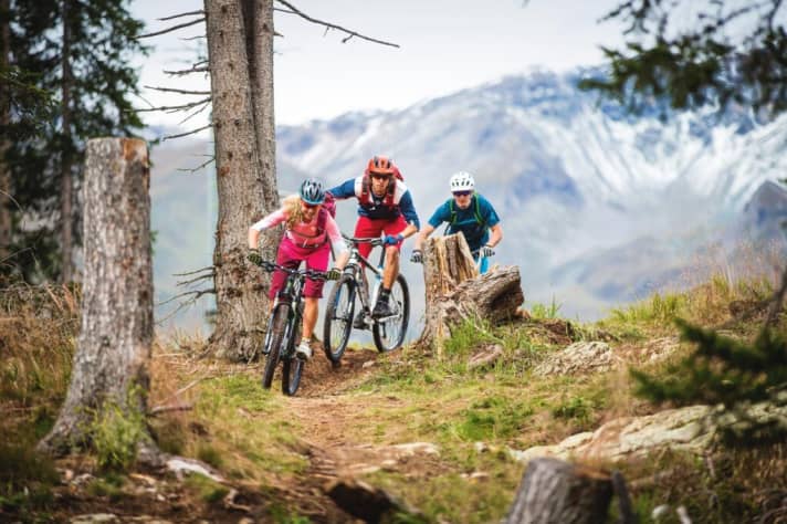   All beginnings are difficult: At around 12.3 kilos, our entry-level bikes are not emaciated athletes, but they can easily cope with off-road use.