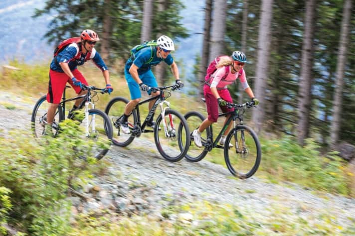   Versender- und Fachhandels-Bikes im Mix. Beim Fotoshooting war noch ein Cube dabei (li.). Beim anschließenden Test wollte der Hersteller aber dann plötzlich doch nicht teilnehmen.