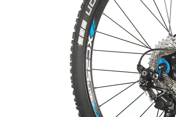   Leichte Felgen und leichte Schwalbe-Evolution-Reifen helfen, das Laufradgewicht gering zu halten, was sich positiv beim Beschleunigen auswirkt.