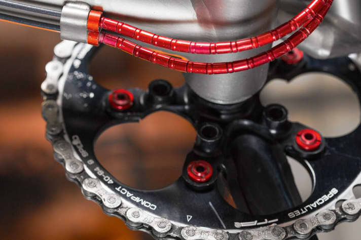   Well-designed: Because the frame was designed exactly according to his wishes, it looks clear and tidy down to the last detail. The red Nokon outer shells match the chainring bolts perfectly, and not by chance.