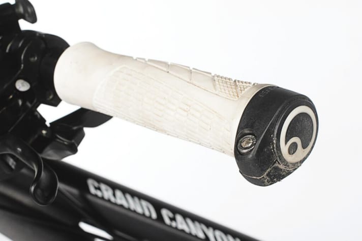   Schraubgriffe verhindern ein ungewolltes Drehen. Noch besser, wenn es sich um ergonomische Griffe wie die von Ergon handelt.