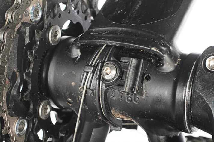   Die Züge verlaufen einerseits schön integriert im vorderen Rahmendreieck, treten dann allerdings offen unterm Tretlager hervor und können so schnell verschmutzen.