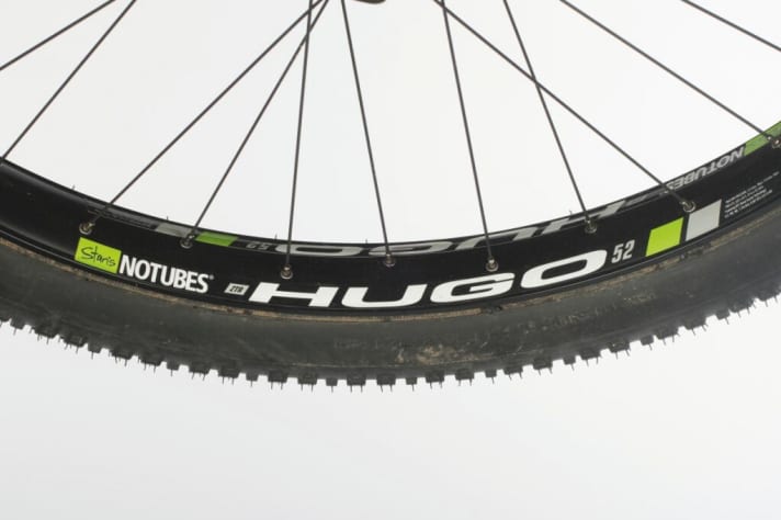 The Notubes Hugo rims, which weigh just 620 grams despite being 50 mm wide, are already tubeless-ready. A clear plus for the Niner ROS 9 in terms of riding dynamics.