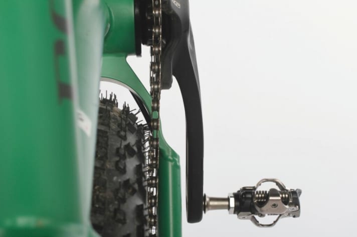 The effect of the very compact rear end for a 29er: in the smallest sprocket of the 11-speed cassette, the chain on the Niner ROS 9 Plus just barely passes the tyre.