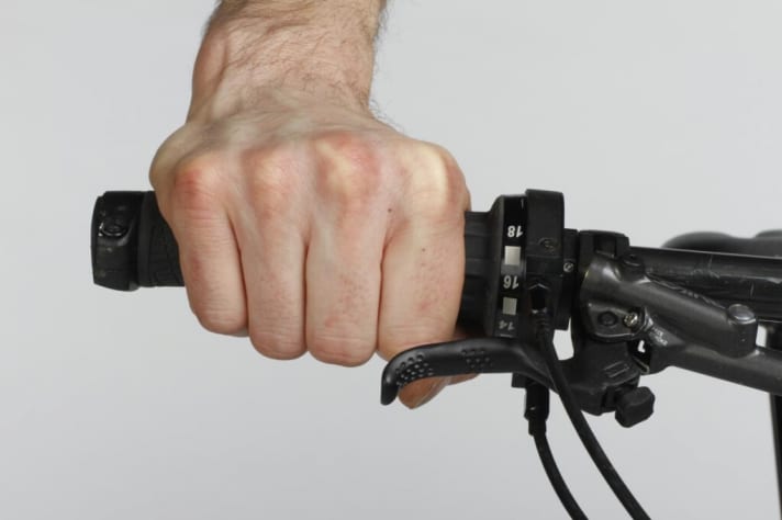   Umstrittener Drehgriff: Ergonomisch ist er top. Dazu leicht und robust, weil simpel aufgebaut. Nach einer kurzen Hochphase in den Neunzigern sind Gripshifter heute bei den Kettenschaltungen trotzdem fast ausgestorben. Der geteilte Griff stört viele Biker. Beim Pinion-Getriebe ist er aber ein konstruktives Muss.