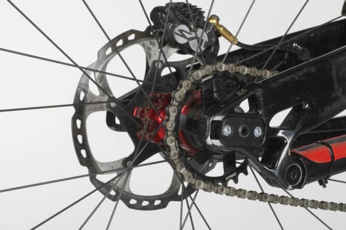   One of the main advantages of the gearbox: the tidy rear end. Without the 10-speed sprocket and long rear derailleur, there is a good half a kilo less weight on the rear triangle.