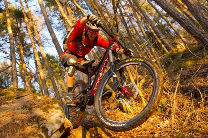   16.5 kilos is not really a reason to be happy about an enduro bike. Nevertheless, after this innovation check, BIKE tester Christian Schleker ordered the Alutech Fanes Pinion as a long-term test bike for the 2013 season, because apart from the enforced training effect on the climbs, the bike - thanks to its ideal mass distribution - has enormous fun potential on the descents.