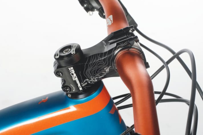   Schönes Race-Face-Cockpit mit 760er-Lenker. Der 70er-Vorbau wäre uns für einen sportlichen Einsatz etwas kurz.