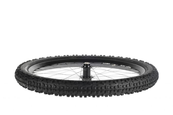    SURLY Dirt wizard 26 x 2.75: As the second tread pattern from the Plus pioneers, this chunky tyre likes it a little rougher and doesn't shy away from wet and deep ground. Currently the only 26+ tyre and only in 2.75" width, it has also been announced in 29 x 3.0".