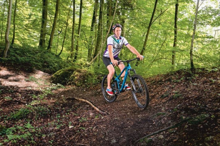   So nicht! 70 Prozent aller Biker tun sich mit der Schräglage bei der Kurvenfahrt schwer. Viele haben Angst vor Traktionsverlust – die Folge sieht so aus. Der Sattel ist ganz ausgefahren, die Körperposition ist aufrecht und nach hinten verlagert. Die Arme sind gestreckt, und der Pilot hat keine Möglichkeit, seinem Bike die nötige Schräglage zu verpassen. Folge: kaum Druck aufs Vorderrad – Kontrollverlust.