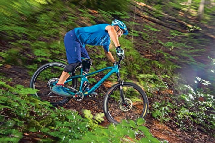   Correct: Only with a central body position can you maintain control on the descent. Your centre of gravity is above the bottom bracket, your legs and arms are slightly bent, you look ahead and look for bumps to which you can react better. In this position, you can allow more speed and still maintain control of your bike.