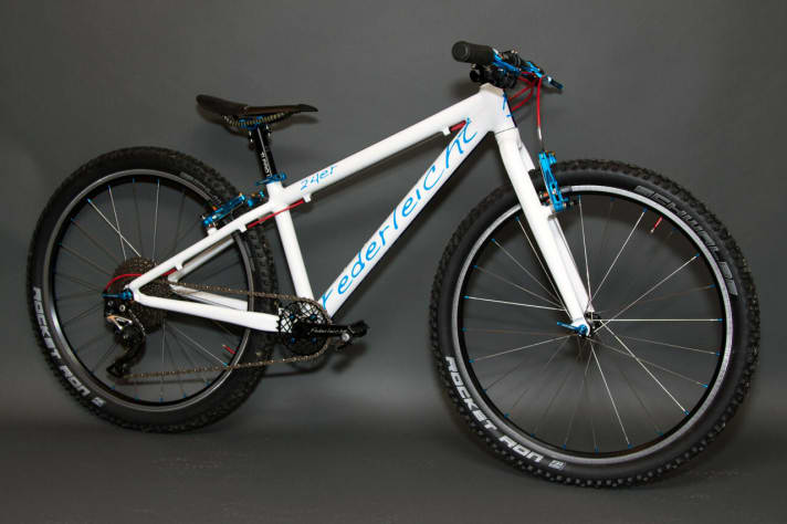 Der Name ist Programm. Mit seiner Marke "Federleicht" lotet Alexander Friedl die Grenzen des Leichtbaus aus. Der Österreicher kombiniert eigene Komponenten (Rahmen, Kurbeln, Sattel, Laufräder) mit hochwertigen Shimano-Parts. Ergebnis: Sensationelle 6,7 Kilo für das Federleicht 24er! Das Federgewicht hat allerdings seinen Preis: 2280 Euro sind ein exklusives Spielzeug.