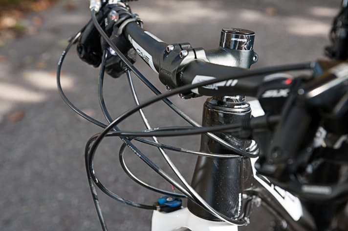   Der Kabelsalat vor dem Lenker des Superior ist alles andere als eine Augenweide. Überflüssig z. B. die Dämpferfern­bedienung.