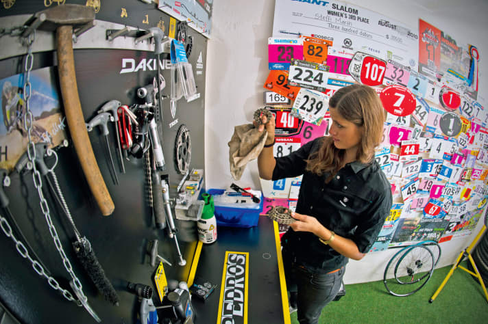   It's up to the woman: Steffi often repairs her bike herself at races.