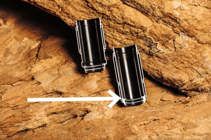   Größere Negativkammer: Neben der leicht vergrößerten Positiv-­Kammer (rechts DebonAir) ist vor allem die Negativkammer (Pfeil) gewachsen und unterstützt das Einfedern über einen längeren Bereich im ersten Drittel des Federweges.