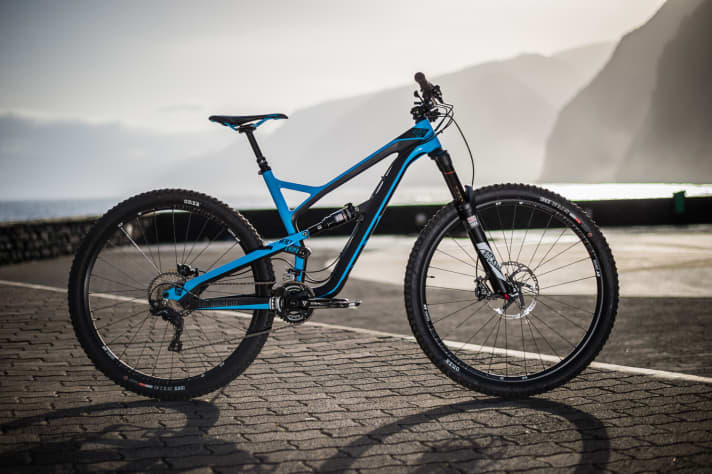   The most affordable carbon version of the YT Jeffsy: the CF Comp 2. The all-mountain bike with 2x11 Shimano XT groupset costs 3599 euros.