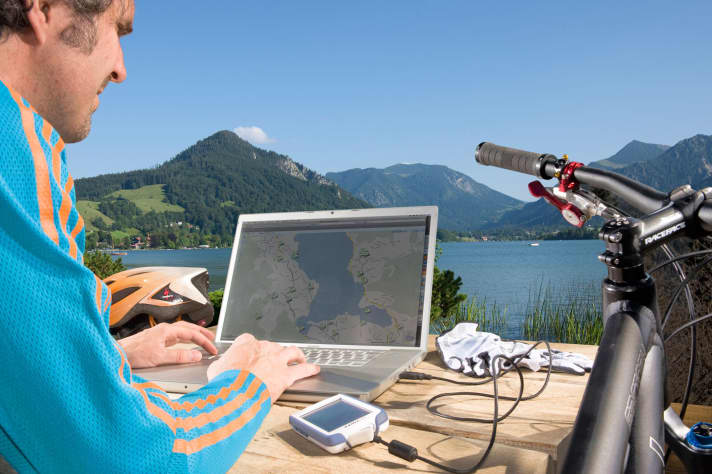   Ein Profi überprüft die Tracks vorher auf digitalen Karten und verbessert sie mit GPS-Software.