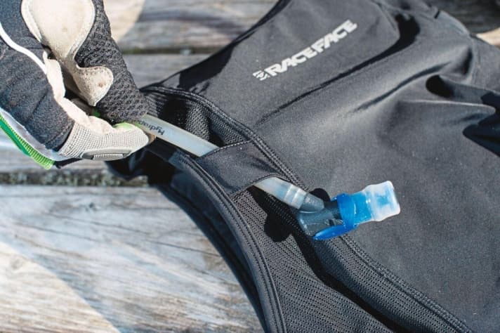   With the Stash Tank, the drinking tube is fed forwards over the shoulder. To be able to refresh yourself, however, the jersey above also needs a passage for the mouthpiece, which is rarely the case.