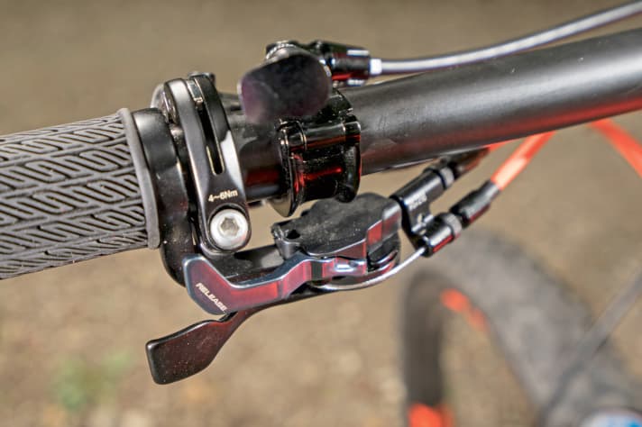   Sportlichkeit zählt. Das Scott-Genius-Fahrwerk lässt sich per Twinloc-Hebel dreistufig verändern. Für die Lockout-Position muss der Daumen einen weiten Weg zurücklegen.