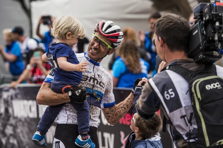   Julien Absalon feiert seinen Sieg mit seinem Nachwuchs 2016 in La Bresse, nahe der eigenen Heimat. Es wird sein letzter Worldcup-Sieg bleiben.