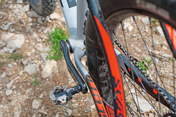   Fat tyres need space. The bottom bracket area is tight. Nevertheless, the Q-factor of the Scott Scale remains in the green zone at 170 mm.