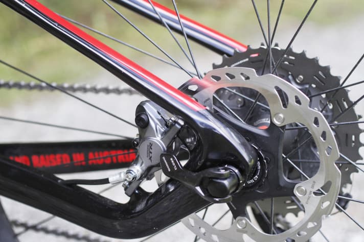   The hinge between the chainstay and seatstay had to make way for the new Simplon Cirex 29. The flexing carbon struts take over this task.