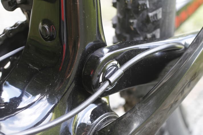   Clever detail: the pivoting cable routing in the main pivot point guides the brake hose into the rear triangle without chafing.