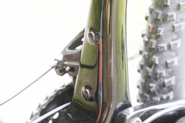   A second bottle cage: Because the lower part of the seat tube is no longer so curved, you can now fit a second bottle cage here. In all frame sizes! A bottle cage with side entry must be used in the S frame.