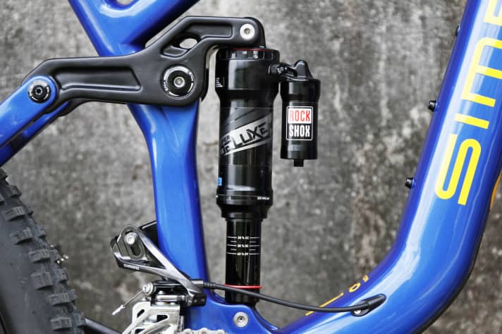   Super Deluxe heißt der Metric-Dämpfer von Rock Shox mit Ausgleichsbehälter. Trotzdem passt noch ein Flaschenhalter in den M-Rahmen.