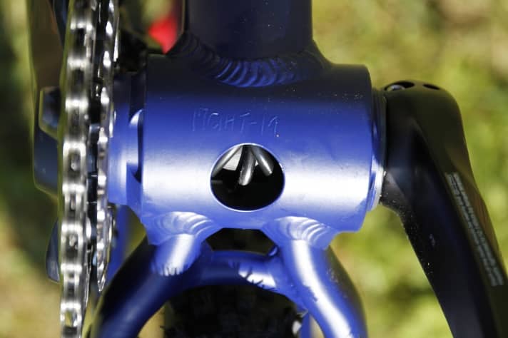   Tidy: The cables run fully integrated through the main frame. Here the access under the bottom bracket.