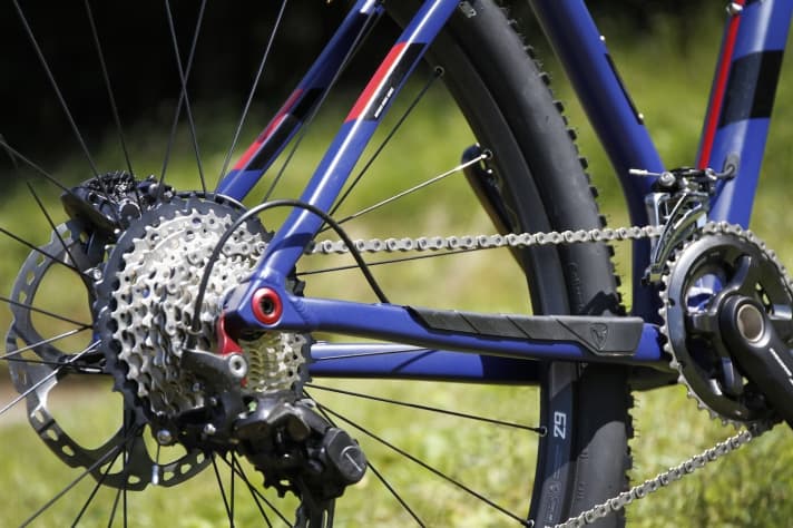   Shorter chainstays, more manoeuvrable handling: the shorter rear triangle makes it easier to get the Rotwild hardtail onto the rear wheel.