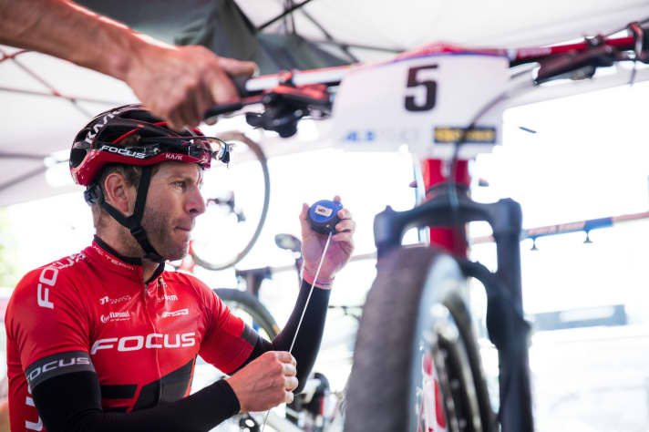   Trust is good, control is better: Before the start, Florian Vogel checks the correct saddle height himself - after all, there are more than just a few UCI points at stake for him in Albstadt.