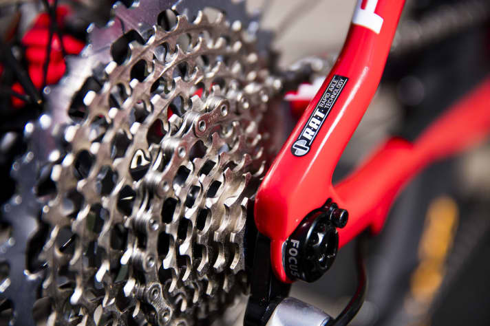   It took less than 14 seconds to change the wheel after Vogel's flat tyre at the World Cup in Albstadt. The new R.A.T. system from Focus - a special quick-release thru-axle - certainly played its part.