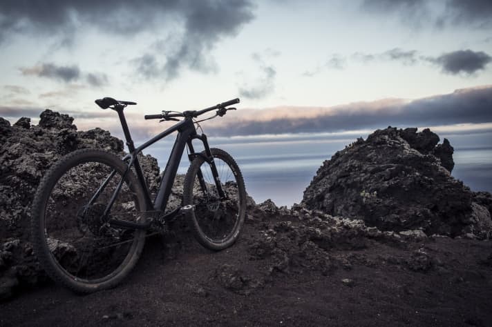   Black Beauty: das neue Radon Jealous wird es in der kommenden Saison mit Specialized Epic oder Scott Scale aufnehmen.