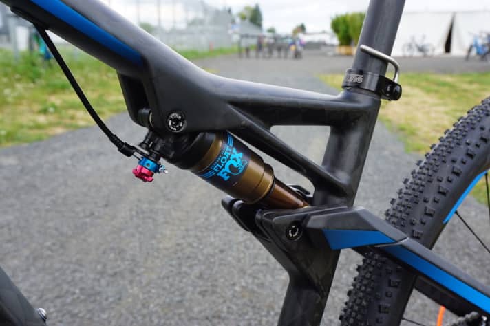   The new rocker of the Cube four-bar linkage has a minimalist look and is well integrated into the design. Nice to see: The lockout control of the Fox Float shock via cable.  