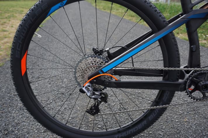   The top model of the Cube AMS C:68 costs 5999 euros. In order to save weight, Sram's new Eagle groupset has been omitted and a tried and tested Sram XX1 with eleven gears has been fitted.