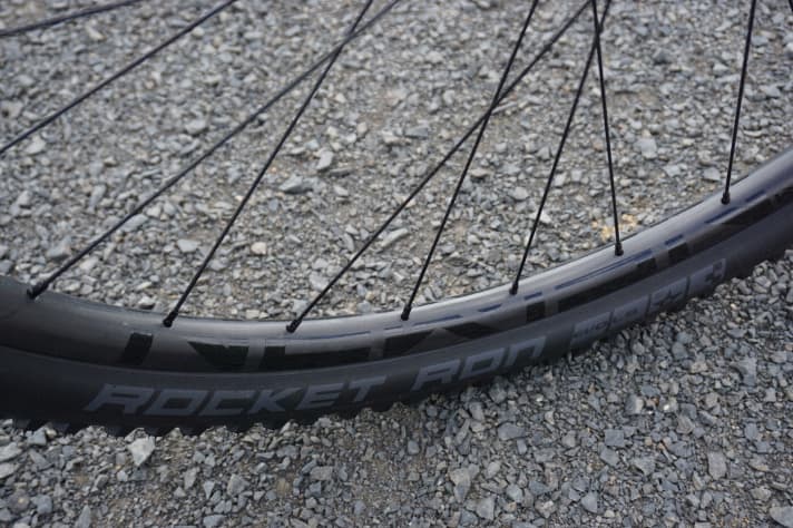   The top model rolls on new Newman wheels with carbon rims and Boost standard. According to the manufacturer, the inner rim width is 22 millimetres.