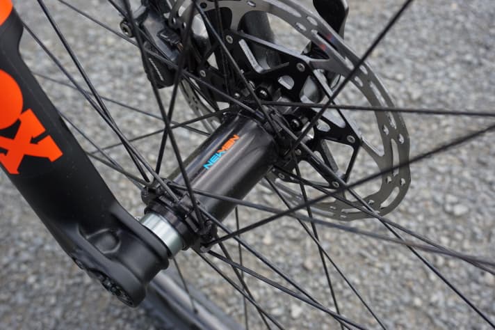   The Fox fork with step-casting is fitted with a Newmen hub with straight-pull spokes.