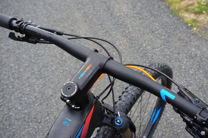   The Newmen stem can be seen exclusively on Cube bikes in 2017. With just two bolts to clamp the handlebars, it has a minimalist look. The handlebars were also developed by former Liteville maker Michi Grätz for his new label Newmen.