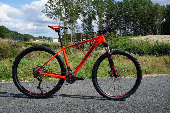   The frame of the Cube Limited hardtail remains unchanged compared to the 2016 model. In total, there are three versions of the aluminium hardtails, each with a colour option. Here is the Cube LTD Race in red.