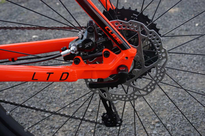   The aluminium frame of the Cube LTD does not yet have thru axles, the rear wheel is held by a conventional quick release.