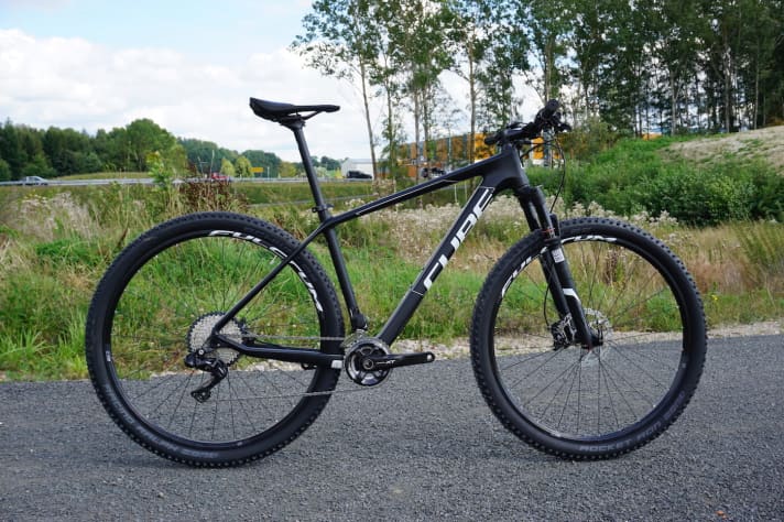   Ein Highlight der 2017er-Produktpalette: Das Cube Reaction Race One mit Carbon-Rahmen und Shimano XT Di2 für 2500 Euro.