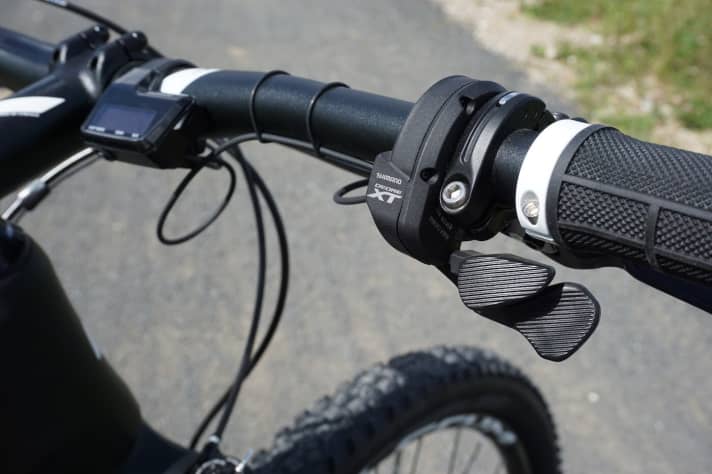   The Reaction Race One only needs one gear lever, the front derailleur on the crank is automatically controlled via the Di2 Syncroshift function.