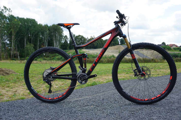   The classic touring bike Cube Stereo 120 is only available with 29er wheels and aluminium rear triangle. From 2399 euros, however, the customer gets a carbon main frame. Two cheaper models from 1499 euros are made entirely of aluminium.